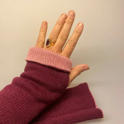 Pulsvarmere i Uld Vendbare - Rosa Vinrød, fv. 2, lyserød, bordeaux, kalika, dobbelte, tynde, varme, lune, ensfarvede, enkle, indendørs, udendøs, vanter, uden fingre, fingerløse, glatstrikkede, lysegrå, beige, sandfarvede, muffedisser, håndledsvarmere, pulsvarmere, biti, ren, uld, håndstrikkede, gave, gaveide, fryser, holde varmen, smarte,