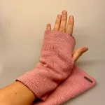 Pulsvarmere i Uld Vendbare - Rosa Vinrød, fv. 2, lyserød, bordeaux, kalika, dobbelte, tynde, varme, lune, ensfarvede, enkle, indendørs, udendøs, vanter, uden fingre, fingerløse, glatstrikkede, lysegrå, beige, sandfarvede, muffedisser, håndledsvarmere, pulsvarmere, biti, ren, uld, håndstrikkede, gave, gaveide, fryser, holde varmen, smarte,