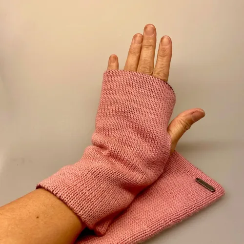 Pulsvarmere i Uld Vendbare - Rosa Vinrød, fv. 2, lyserød, bordeaux, kalika, dobbelte, tynde, varme, lune, ensfarvede, enkle, indendørs, udendøs, vanter, uden fingre, fingerløse, glatstrikkede, lysegrå, beige, sandfarvede, muffedisser, håndledsvarmere, pulsvarmere, biti, ren, uld, håndstrikkede, gave, gaveide, fryser, holde varmen, smarte,