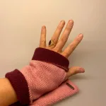 Pulsvarmere i Uld Vendbare - Rosa Vinrød, fv. 2, lyserød, bordeaux, kalika, dobbelte, tynde, varme, lune, ensfarvede, enkle, indendørs, udendøs, vanter, uden fingre, fingerløse, glatstrikkede, lysegrå, beige, sandfarvede, muffedisser, håndledsvarmere, pulsvarmere, biti, ren, uld, håndstrikkede, gave, gaveide, fryser, holde varmen, smarte,