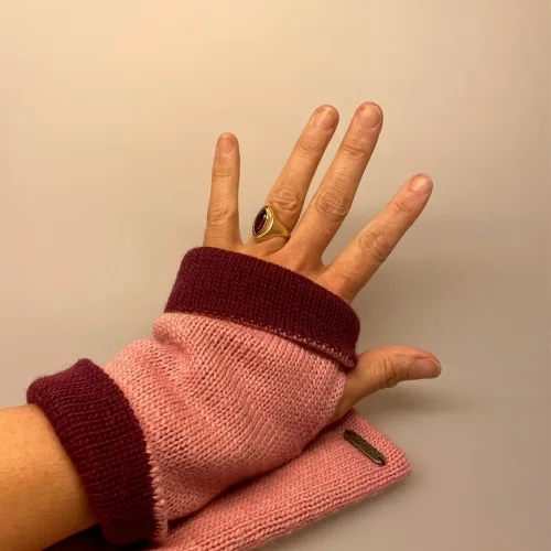 Pulsvarmere i Uld Vendbare - Rosa Vinrød, fv. 2, lyserød, bordeaux, kalika, dobbelte, tynde, varme, lune, ensfarvede, enkle, indendørs, udendøs, vanter, uden fingre, fingerløse, glatstrikkede, lysegrå, beige, sandfarvede, muffedisser, håndledsvarmere, pulsvarmere, biti, ren, uld, håndstrikkede, gave, gaveide, fryser, holde varmen, smarte,