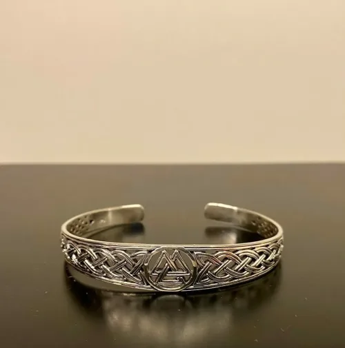 Sølv Armbånd - Valknut og Åbent Fletværk, blt, sa 151, åbent, fletmønster, valknut, symbol, runer, runetegn, rune, runebogstaver, symbolik, magisk, amulet, beskyttelse, held, lykke, vikinger, vikingesmykker, vikingefund, vikingetiden, vikingearmbånd, sølv, ægte, massiv, ren, sterling, 925, sterlingsølv, mønster, fund, museumssmykke, museumssmykker, gamle, guder, tro, aser, asgård, midgård, asatro, keltisk, evigheden, eternity, infinity, for altid, biti, ribe, ansgar, udgravninger
