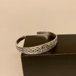 Sølv Armbånd - Valknut og Åbent Fletværk, blt, sa 151, åbent, fletmønster, valknut, symbol, runer, runetegn, rune, runebogstaver, symbolik, magisk, amulet, beskyttelse, held, lykke, vikinger, vikingesmykker, vikingefund, vikingetiden, vikingearmbånd, sølv, ægte, massiv, ren, sterling, 925, sterlingsølv, mønster, fund, museumssmykke, museumssmykker, gamle, guder, tro, aser, asgård, midgård, asatro, keltisk, evigheden, eternity, infinity, for altid, biti, ribe, ansgar, udgravninger