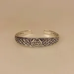 Sølv Armbånd - Valknut og Åbent Fletværk, blt, sa 151, åbent, fletmønster, valknut, symbol, runer, runetegn, rune, runebogstaver, symbolik, magisk, amulet, beskyttelse, held, lykke, vikinger, vikingesmykker, vikingefund, vikingetiden, vikingearmbånd, sølv, ægte, massiv, ren, sterling, 925, sterlingsølv, mønster, fund, museumssmykke, museumssmykker, gamle, guder, tro, aser, asgård, midgård, asatro, keltisk, evigheden, eternity, infinity, for altid, biti, ribe, ansgar, udgravninger