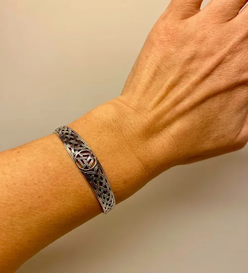 Sølv Armbånd - Valknut og Åbent Fletværk, blt, sa 151, åbent, fletmønster, valknut, symbol, runer, runetegn, rune, runebogstaver, symbolik, magisk, amulet, beskyttelse, held, lykke, vikinger, vikingesmykker, vikingefund, vikingetiden, vikingearmbånd, sølv, ægte, massiv, ren, sterling, 925, sterlingsølv, mønster, fund, museumssmykke, museumssmykker, gamle, guder, tro, aser, asgård, midgård, asatro, keltisk, evigheden, eternity, infinity, for altid, biti, ribe, ansgar, udgravninger