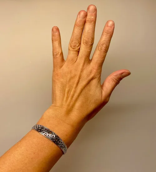 Sølv Armbånd - Valknut og Åbent Fletværk, blt, sa 151, åbent, fletmønster, valknut, symbol, runer, runetegn, rune, runebogstaver, symbolik, magisk, amulet, beskyttelse, held, lykke, vikinger, vikingesmykker, vikingefund, vikingetiden, vikingearmbånd, sølv, ægte, massiv, ren, sterling, 925, sterlingsølv, mønster, fund, museumssmykke, museumssmykker, gamle, guder, tro, aser, asgård, midgård, asatro, keltisk, evigheden, eternity, infinity, for altid, biti, ribe, ansgar, udgravninger