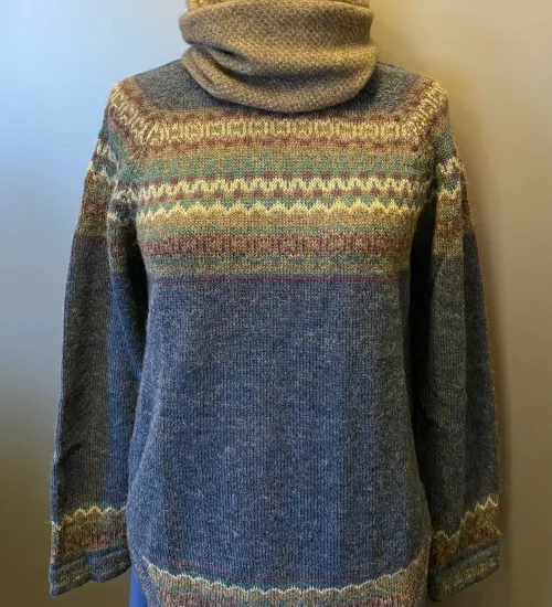 Possum Strikket Tube Tørklæde - Halsedisse Grå, Suri Alpaca Pullover - Icaros Blå, ica, stålblå, gråblå, denimblå, jeansblå, douce, diskrete, farver, tynd, varm, lun, lækker, kvalitet, særlig, elegant, klassisk, mønster, bærestykke, færø, islænder, sweater, smart, damestrik, alpaka, alpakka, alpaca, silke, blød, sporty, damestrik, ren, 100%, uld, biti, ribe, peru