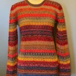 Suri Alpaka Pullover Puno Rød Multi, røde, mættede, dybe, klare, farver, kulørt, hønsestrik, lærke bakker, håndstrikket, mønsterstrik, borter, striber, efteråsfarver, alpakka, alpaka, alpaka, luksus, sporty, særlig, lækker, blød, silkeblød, ren, 100%, uld, pullover, trøje, damepullover, damestrik, strik, alpaka, alpakastrik, alpakatrøje, alpaca, alpacauld, alpacastrik, alpacatrøje, over hovedet, varm, lækker, luksus, luksuriøs, eksklusiv, kasmir, kashmir, cashmere, lama, lamauld, peru, peruviansk, håndarbejde, mønsterstrik, mønster, striber, hønsestrik, blå, turkis, grå, denimblå, gråblå, havfarver, blød, silkeagtig, biti, ribe, vadehavet, nationalpark, nyhed, forår, 2021, smart, tidsløs, klassisk, speciel, særlig, usædvanlig, kvalitet,