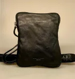 Bøffellæder Taske Ennis Sort, bøffellæder, bøffelskind, axelsons, montana, dansk, design, kraftig, sej, cool, stærk, casual, klassisk, kvalitet, lækker, lille, rummelig, cross over, cross body, skuldertaske, fest, hverdag, taske, biti, ribe, billig, tilbud, gave, gaveide, herretaske, til mænd, til drenge