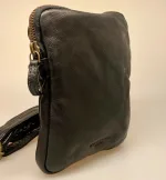 Bøffellæder Taske Ennis Sort, bøffellæder, bøffelskind, axelsons, montana, dansk, design, kraftig, sej, cool, stærk, casual, klassisk, kvalitet, lækker, lille, rummelig, cross over, cross body, skuldertaske, fest, hverdag, taske, biti, ribe, billig, tilbud, gave, gaveide