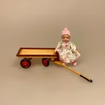 Dukke Lille Pige - Anna i Blomstret Kjole, dukkepige, todler, 483, 0483, lillesøster, børnehavebarn, todler, 1:12, Lille dukke, Lille pige, dukkehusdukke, dukkehusdukker, dukke, dukkepige, pigedukke, ting til dukkehuset, dukkehusting, dukketing, miniature, miniaturer, små ting, sættekassen, sættekasseting, biti, ribe