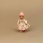 Dukke Lille Pige - Anna i Blomstret Kjole, dukkepige, todler, 483, 0483, lillesøster, børnehavebarn, todler, 1:12, Lille dukke, Lille pige, dukkehusdukke, dukkehusdukker, dukke, dukkepige, pigedukke, ting til dukkehuset, dukkehusting, dukketing, miniature, miniaturer, små ting, sættekassen, sættekasseting, biti, ribe