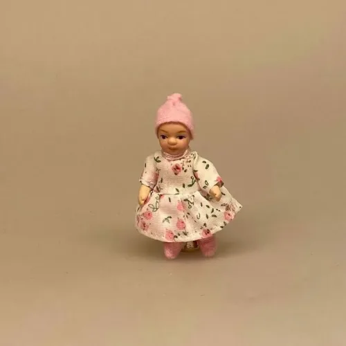 Dukke Lille Pige - Anna i Blomstret Kjole, dukkepige, todler, 483, 0483, lillesøster, børnehavebarn, todler, 1:12, Lille dukke, Lille pige, dukkehusdukke, dukkehusdukker, dukke, dukkepige, pigedukke, ting til dukkehuset, dukkehusting, dukketing, miniature, miniaturer, små ting, sættekassen, sættekasseting, biti, ribe