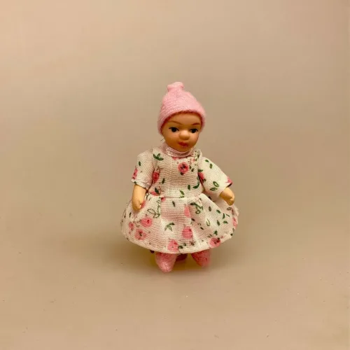 Dukke Lille Pige - Anna i Blomstret Kjole, dukkepige, todler, 483, 0483, lillesøster, børnehavebarn, todler, 1:12, Lille dukke, Lille pige, dukkehusdukke, dukkehusdukker, dukke, dukkepige, pigedukke, ting til dukkehuset, dukkehusting, dukketing, miniature, miniaturer, små ting, sættekassen, sættekasseting, biti, ribe