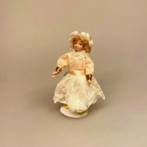 Dukke Pige Lucia i Blondekjole, pastelfarvet, cremefarvet, gul, abrikos, 29628, lucia, dukke, pige, lille, dukkehusdukke, 1:12, dukkehusdukker, til, ting, tilbehør, miniature, sangskjuler, sjov, fin, prinsesse, yndig, porcelænsdukke, biti, ribe, dukkehustilbehør, dukkehusting, dukketing, dukker,