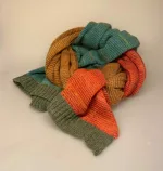 Eribe Strikket Tørklæde Uld - Entchanted, grøn, orange, interessant, særlig, efterårsfarver, efterårsløv, terracotta, orange, threeline, xl, voluminøst, stort, let, strikket, uldent, uldtørklæde, sjal, stola, uldsjal, uldstola, striktørklæde, striksjal, strikstola, diskrete, farver, naturlige, elegant, lækkert, luksus, flot, gaveide, skotsk, skotland, fintstrikket, smukt, julegave, feminint, biti, ribe, lokalt, vadehavet, nationalpark, julemarked, peters jul, varmt, lunt, indendørs,