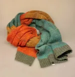 Eribe Strikket Tørklæde Uld - Entchanted, grøn, orange, interessant, særlig, efterårsfarver, efterårsløv, terracotta, orange, threeline, xl, voluminøst, stort, let, strikket, uldent, uldtørklæde, sjal, stola, uldsjal, uldstola, striktørklæde, striksjal, strikstola, diskrete, farver, naturlige, elegant, lækkert, luksus, flot, gaveide, skotsk, skotland, fintstrikket, smukt, julegave, feminint, biti, ribe, lokalt, vadehavet, nationalpark, julemarked, peters jul, varmt, lunt, indendørs,