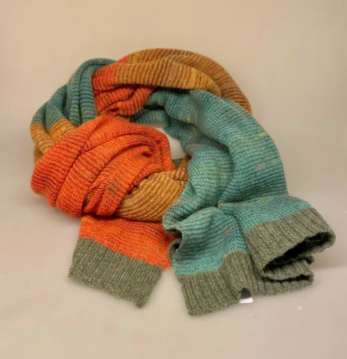 Eribe Strikket Tørklæde Uld - Entchanted, grøn, orange, interessant, særlig, efterårsfarver, efterårsløv, terracotta, orange, threeline, xl, voluminøst, stort, let, strikket, uldent, uldtørklæde, sjal, stola, uldsjal, uldstola, striktørklæde, striksjal, strikstola, diskrete, farver, naturlige, elegant, lækkert, luksus, flot, gaveide, skotsk, skotland, fintstrikket, smukt, julegave, feminint, biti, ribe, lokalt, vadehavet, nationalpark, julemarked, peters jul, varmt, lunt, indendørs,
