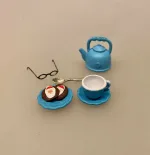 2 Miniature Honningkager med Julemand, honningbomber, glansbillede, honningkage med engel, honningkagehjerte, hjerte, af honning, honningkage, kagemand, glansbillede, julebag, julekage, 1:12, mini, mad, kager, bager, dukkehus, dukkehuset, tilbehør, ting, miniature, nisser, nisse, nissedør, nissehus, nissebo, juleting, små, flytter ind, jul i, biti, ribe, den store bagedyst, konditor, biti,