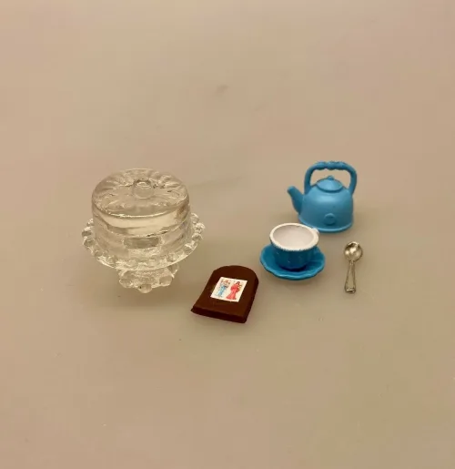 Kun Én af hver - Miniature Honningkage med 2 Engle, glansbillede, engle, glansbillede, honningkage med engel, honningkagehjerte, hjerte, af honning, honningkage, kagemand, glansbillede, julebag, julekage, 1:12, mini, mad, kager, bager, dukkehus, dukkehuset, tilbehør, ting, miniature, nisser, nisse, nissedør, nissehus, nissebo, juleting, små, flytter ind, jul i, biti, ribe, den store bagedyst, konditor, biti,