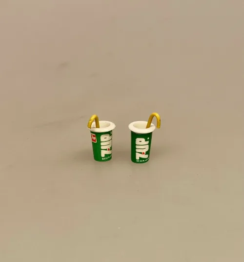 Miniature 2 7-UP bægere med Sugerør, sodavand, læskedrik, soft drink, 7-up, bæger, sodavandskop, sodavandsbæger, fast food, sprite, sætterkasse, sættekasse, ting, tilbehør, dukkehus, dukkestue, sangskjuler, gavekort, konfirmation, 1:12, minaturer, biti, ribe
