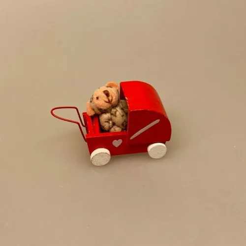 Miniature Bamse med LV Dragt, 8947, nalle, teddy, louis vuitton, Miniature bamse rosa, Miniature bamse hvid, mini, micro, lillebitte, bamse, plyds, plydsbamse, plydsbjørn, teddy, teddybjørn, krammebamse, dukkehus, dukkehuset, sætterkasse, sættekasseting, sættekasse, sættekassen, amagerhydlen, nisserne, nissehus, nissebo, nissedør, småt, biti, ribe, 1:12