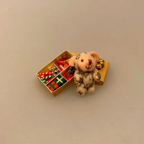 Miniature Bamse med LV Dragt, 8947, nalle, teddy, louis vuitton, Miniature bamse rosa, Miniature bamse hvid, mini, micro, lillebitte, bamse, plyds, plydsbamse, plydsbjørn, teddy, teddybjørn, krammebamse, dukkehus, dukkehuset, sætterkasse, sættekasseting, sættekasse, sættekassen, amagerhydlen, nisserne, nissehus, nissebo, nissedør, småt, biti, ribe, 1:12