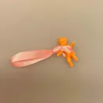 Miniature Dukke Bimmer, dukkebaby, babydukke, dukke, micro, julemandensværksted, nissedør, nissernes, værksted, julegaveværksted, 1:12, miniature, dukkebørn,dukkens dukke, Miniature Dukke Putte, putte, dukke, miniature, mini, miaturer, dukkevogn, rød, lille, legetøj, sætterkasse, sættekasse, dukkehus, dukkehusting, dukkehuset, biti, ribe, 1:12