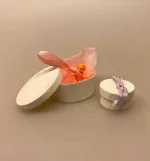 Miniature Dukke Bimmer, dukkebaby, babydukke, dukke, micro, julemandensværksted, nissedør, nissernes, værksted, julegaveværksted, 1:12, miniature, dukkebørn,dukkens dukke, Miniature Dukke Putte, putte, dukke, miniature, mini, miaturer, dukkevogn, rød, lille, legetøj, sætterkasse, sættekasse, dukkehus, dukkehusting, dukkehuset, biti, ribe, 1:12