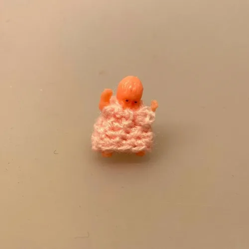 dukkens dukke, Miniature Dukke Putte, putte, dukke, miniature, mini, miaturer, dukkevogn, rød, lille, legetøj, sætterkasse, sættekasse, dukkehus, dukkehusting, dukkehuset, biti, ribe, 1:12