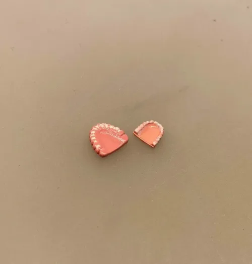 Miniature Gebis - Over- og Undermund, kunstige, tænder, konfirmand, konfirmation, tandlæge, tandtekniker, tandplejer, klinikassistent, miniaturer, implantater, nye, symbolsk, gave, dukkehus, ting, til, tilbehør, nisser, nisseting, nissetilbehør, færdiguddannet, uddannet, midtlivskrise, rund, fødselsdag, dukkehusting, sættekass