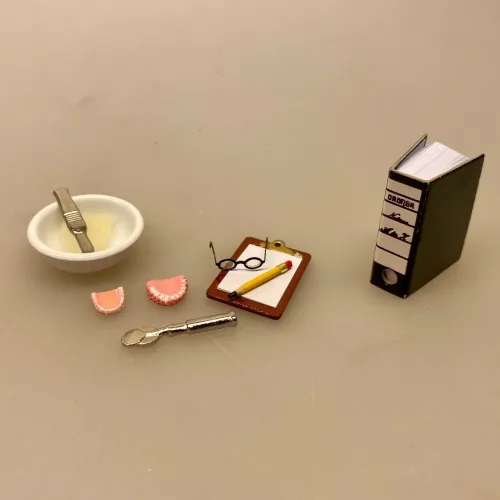 Miniature Tandlæge Sæt, Miniature Gebis - Over- og Undermund, kunstige, tænder, konfirmand, konfirmation, tandlæge, tandtekniker, tandplejer, klinikassistent, miniaturer, implantater, nye, symbolsk, gave, dukkehus, ting, til, tilbehør, nisser, nisseting, nissetilbehør, færdiguddannet, uddannet, midtlivskrise, rund, fødselsdag, dukkehusting, sættekass