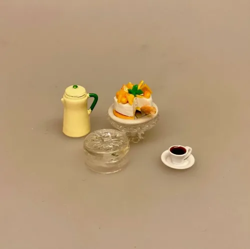 Miniature Kaffekande Gul, Miniature Glas Kageopsats med Låg, klasklokke, opsats, glasopsats, fad på fod, osteklokke, kagefad, lågklokke, miniature, cafe, konditori, kager, kageopsats, lågfad, glasklokke, kagefad, miniaturer, den store bagedyst, bager, bageri, bagning, miniaturer, sangskjuler, tale, elsker at bage, gavekort, bageudstyr, 1:12