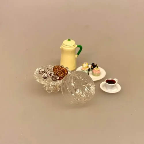 Miniature to Kanelsnegle, Miniature Tallerken med Cupcakes, Miniature Glas Kageopsats med Låg, klasklokke, opsats, glasopsats, fad på fod, osteklokke, kagefad, lågklokke, miniature, cafe, konditori, kager, kageopsats, lågfad, glasklokke, kagefad, miniaturer, den store bagedyst, bager, bageri, bagning, miniaturer, sangskjuler, tale, elsker at bage, gavekort, bageudstyr, 1:12