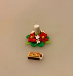 Miniature Juledekoration med Bloklys, 7101, dekoration, julestjerner, Miniature Juledekoration med Lys, julepynt, dukkehus, dukkehustilbehør, dukkehusting, ting til, tilbehør, 1:12, jul i, nissebo, nisser, nisseting, nissedør, nissehus, julelandskab, julestue, miniature, snelandskab, dukkemøbler, blomster, juleting, julekalender, biti, ribe, birgitte frigast, morgennisser, for børn, december, hygge