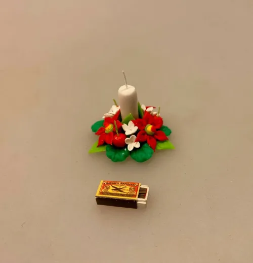 Miniature Juledekoration med Bloklys, 7101, dekoration, julestjerner, Miniature Juledekoration med Lys, julepynt, dukkehus, dukkehustilbehør, dukkehusting, ting til, tilbehør, 1:12, jul i, nissebo, nisser, nisseting, nissedør, nissehus, julelandskab, julestue, miniature, snelandskab, dukkemøbler, blomster, juleting, julekalender, biti, ribe, birgitte frigast, morgennisser, for børn, december, hygge