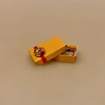 Miniature Julepynt Æske med Julepynt, 5148, julestads, julesager, juletræspynt, æske, juleæske, nissedør, tilbehør, til, ting, nisser, nissedør, dukkehuset, miniature, jul i, nissebo, 1:12, birgitte frigast, miniatyre, mini, sættekasse, sætterkasse, sangskjuler, symbolsk, gave, jul, sjov, julekalender, nissen flytter ind, drillenisse, biti, ribe,