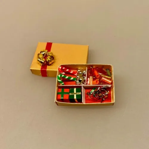 Miniature Julepynt Æske med Julepynt, 5148, julestads, julesager, juletræspynt, æske, juleæske, nissedør, tilbehør, til, ting, nisser, nissedør, dukkehuset, miniature, jul i, nissebo, 1:12, birgitte frigast, miniatyre, mini, sættekasse, sætterkasse, sangskjuler, symbolsk, gave, jul, sjov, julekalender, nissen flytter ind, drillenisse, biti, ribe,