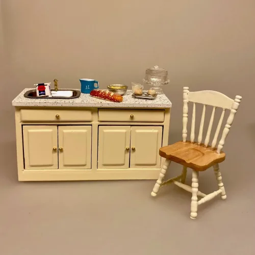 Miniature Køkken Møbel med Vask Creme, Miniature Bagesæt med 4 Dele, Miniature Kande Blå Emalje, målebæger, litermål, madam blå, glud, marstrand, emalje, dansk, gammeldags, køkken, køkkenting, miniaturer, til, dukkehus, dukkekøkken, bagning, bagedyst, madlavning, kok, symbolsk, gave, sangskjuler, bager, kok, sjov, gave, almue, bonde, dukkehusting, niser, nisseting, nissetilbehør, sættekasse, sætterkasse, lille, kikkasse, nissebo, nissehus, birgitte frigast, jul, biti, ribe