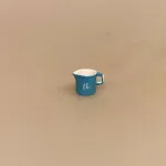 Miniature Kande Blå Emalje, målebæger, litermål, madam blå, glud, marstrand, emalje, dansk, gammeldags, køkken, køkkenting, miniaturer, til, dukkehus, dukkekøkken, bagning, bagedyst, madlavning, kok, symbolsk, gave, sangskjuler, bager, kok, sjov, gave, almue, bonde, dukkehusting, niser, nisseting, nissetilbehør, sættekasse, sætterkasse, lille, kikkasse, nissebo, nissehus, birgitte frigast, jul, biti, ribe