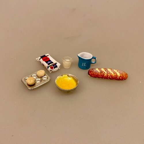 Miniature Bagesæt med 4 Dele, Miniature Kande Blå Emalje, målebæger, litermål, madam blå, glud, marstrand, emalje, dansk, gammeldags, køkken, køkkenting, miniaturer, til, dukkehus, dukkekøkken, bagning, bagedyst, madlavning, kok, symbolsk, gave, sangskjuler, bager, kok, sjov, gave, almue, bonde, dukkehusting, niser, nisseting, nissetilbehør, sættekasse, sætterkasse, lille, kikkasse, nissebo, nissehus, birgitte frigast, jul, biti, ribe