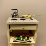 Miniature Komfur Creme, ovn, kogeplade, kogeplader, gas, gaskomfur, gasblus, mini, ovn, dukkehusovn, dukkehus, madlavning, køkken , dukkekøkken, køkkenvask, køkkenbord, mini, dukkehusmøbler, dikkehustilbehør, dukkekøkken, 1:12, miniaturer,
