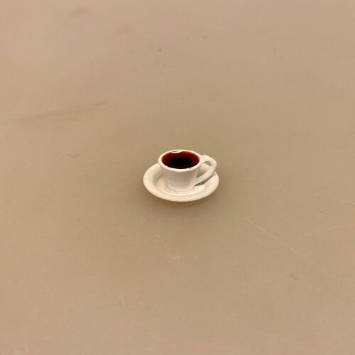 Miniature Kop Hvid med Kaffe, madam blå, kaffetår, rygepause, morgenkaffe, kaffepunch, kaffe date, brunch, kop, krus, emalje, skumfiduser, dukkekop, dukkekrus, nisser, nissedør, jul, nissetilbehør, 1:12, birgitte frigast, morgen, miniaturer, dukkehus, ting til, tilbehør, dukkehusservice, sangskjuler, gavekort, biti, ribe