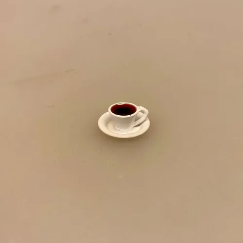 Miniature Kop Hvid med Kaffe, madam blå, kaffetår, rygepause, morgenkaffe, kaffepunch, kaffe date, brunch, kop, krus, emalje, skumfiduser, dukkekop, dukkekrus, nisser, nissedør, jul, nissetilbehør, 1:12, birgitte frigast, morgen, miniaturer, dukkehus, ting til, tilbehør, dukkehusservice, sangskjuler, gavekort, biti, ribe