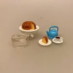 Miniature Sandkage på Fad med Tallerken, Miniature Glas Kageopsats med Låg, Miniature Kop Hvid med Kaffe, madam blå, kaffetår, rygepause, morgenkaffe, kaffepunch, kaffe date, brunch, kop, krus, emalje, skumfiduser, dukkekop, dukkekrus, nisser, nissedør, jul, nissetilbehør, 1:12, birgitte frigast, morgen, miniaturer, dukkehus, ting til, tilbehør, dukkehusservice, sangskjuler, gavekort, biti, ribe
