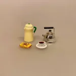 Miniature Kaffekande Gul, Miniature Glas Kageopsats med Låg, klasklokke, opsats, glasopsats, fad på fod, osteklokke, kagefad, lågklokke, miniature, cafe, konditori, kager, kageopsats, lågfad, glasklokke, kagefad, miniaturer, den store bagedyst, bager, bageri, bagning, miniaturer, sangskjuler, tale, elsker at bage, gavekort, bageudstyr, 1:12