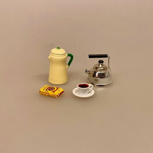 Miniature Kaffekande Gul, Miniature Glas Kageopsats med Låg, klasklokke, opsats, glasopsats, fad på fod, osteklokke, kagefad, lågklokke, miniature, cafe, konditori, kager, kageopsats, lågfad, glasklokke, kagefad, miniaturer, den store bagedyst, bager, bageri, bagning, miniaturer, sangskjuler, tale, elsker at bage, gavekort, bageudstyr, 1:12