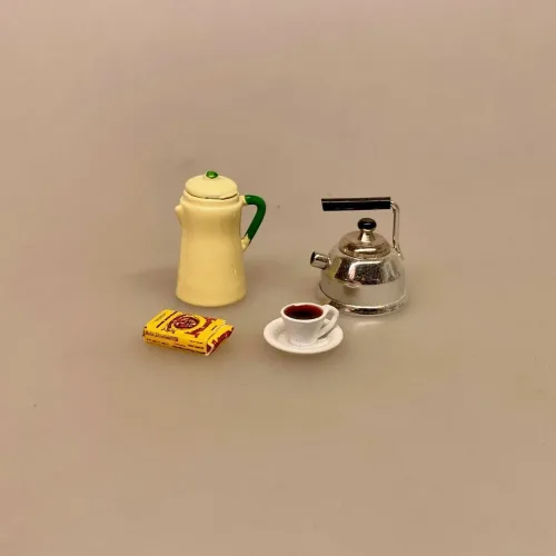 Miniature Kaffekande Gul, Miniature Glas Kageopsats med Låg, klasklokke, opsats, glasopsats, fad på fod, osteklokke, kagefad, lågklokke, miniature, cafe, konditori, kager, kageopsats, lågfad, glasklokke, kagefad, miniaturer, den store bagedyst, bager, bageri, bagning, miniaturer, sangskjuler, tale, elsker at bage, gavekort, bageudstyr, 1:12