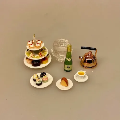 Miniature Kedel Kobber, Miniature Kop Hvid med Te, tea for two, efterniddagste, tea lover, tedrikker, after noon tea, miniature, mini, tekop, 1:12, nisser, ting til, tilbehør, dukekhus, dukkehusting, dukkehustilbehør, mad, drikke, sættekasse, symbolsk, gave, gavekort, tedrikker, krus, emalje, cafe, besøg, date, oplevelsesgave,