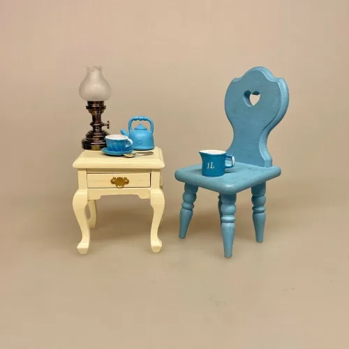 Miniature Kedel Blå, Miniature Kop og Ske Blå Emalje, madam blå, emaljeret, kaffekop, kaffepause, metal, mini, sønderjysk, kaffabord, kaffepunch, snaps, haps haps haps, nu skal vi have snaps, service, kaffe, kaffeservice, middagstallerken, mini, miniature, miniatyre, 1:12, dukkehus, nisser, symbolsk, gave, gavekort, sangskjuler, sønderjysk kaffebord, tjener, madlavning, borddækning, nisserne, nissedør, dukkehusting, dukkehustilbehør, interiør, ting til, sættekasse, sætterkasse, biti, Best in miniature